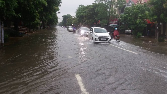 Người dân Nghệ An bỏ ô tô đi xe đạp vì đường ngập sâu trong nước - ảnh 4
