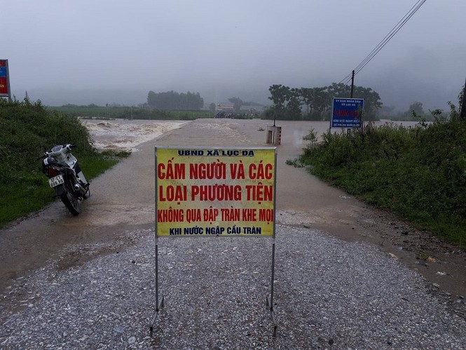 Nghệ An: Mưa lớn khiến nhiều bản làng cô lập, ban hành lệnh cấm biển - ảnh 6