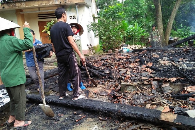 Bà bế cháu rời căn nhà khi lửa đang cháy dữ dội - ảnh 1