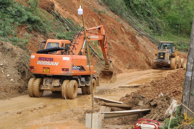 Người dân hối hả về nhà sau hai ngày quốc lộ 7 bị cấm đường - ảnh 2