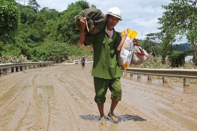 Người dân hối hả về nhà sau hai ngày quốc lộ 7 bị cấm đường - ảnh 8