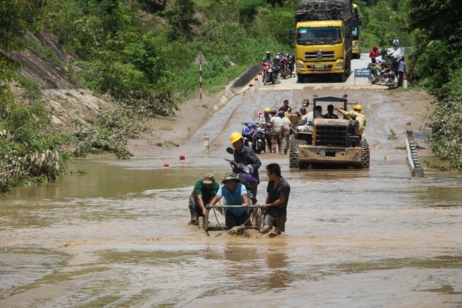 Người dân hối hả về nhà sau hai ngày quốc lộ 7 bị cấm đường - ảnh 4