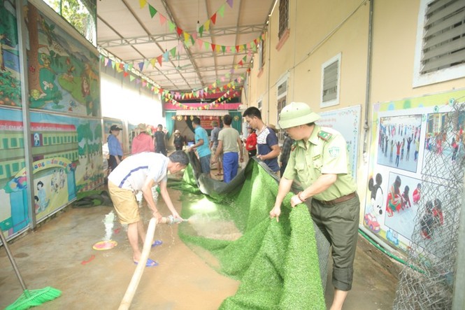 Trường bị vùi lấp, sách vở bị cuốn trôi, thầy trò lo âu ngày đến lớp - ảnh 8