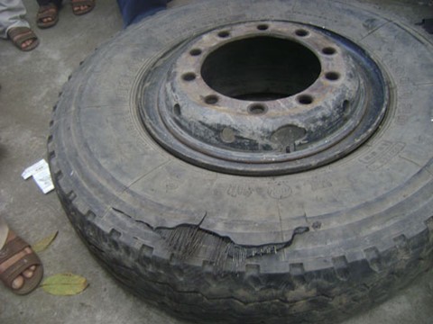 Nổ lốp xe khách, một người đàn ông tử vong tại chỗ - ảnh 1