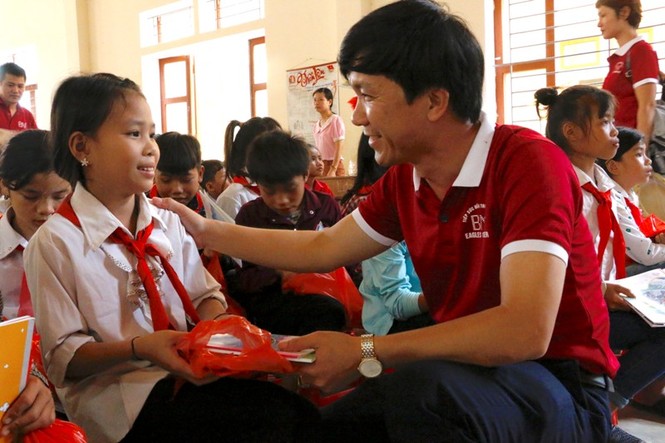 Tiếp sức tới trường ở vùng có bản mồ côi - ảnh 2