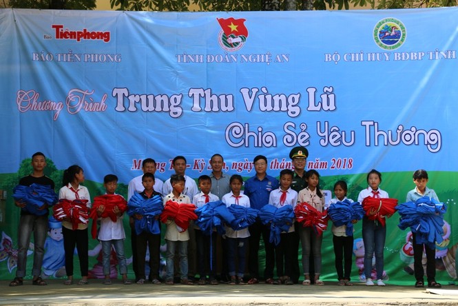 Trung thu trọn vẹn niềm vui của học sinh rốn lũ miền biên ải - ảnh 2
