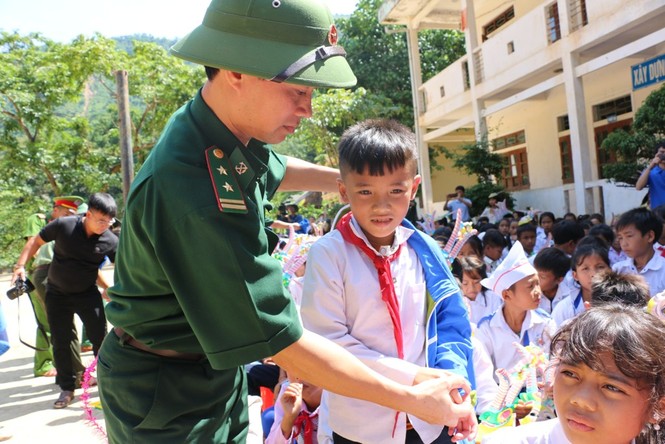 Trung thu trọn vẹn niềm vui của học sinh rốn lũ miền biên ải - ảnh 5