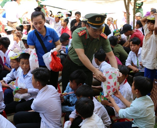 Trung thu trọn vẹn niềm vui của học sinh rốn lũ miền biên ải - ảnh 7