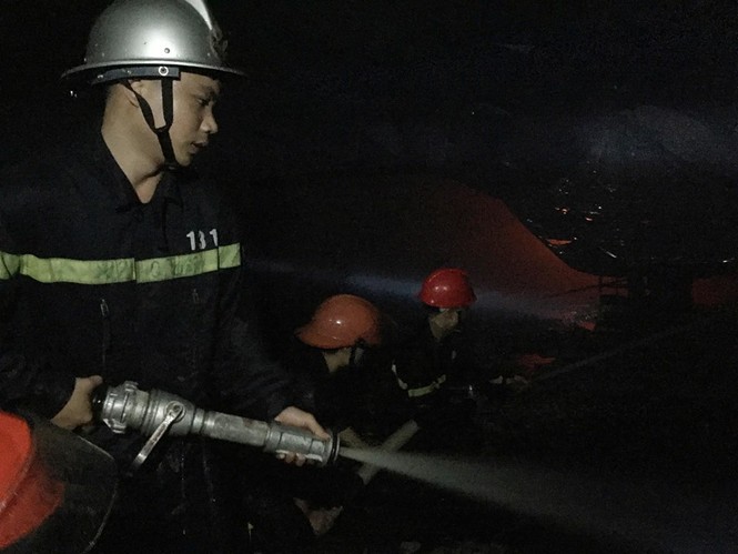 Cháy liên tiếp trong đêm tại Nghệ An gây thiệt hại hàng tỉ đồng - ảnh 2