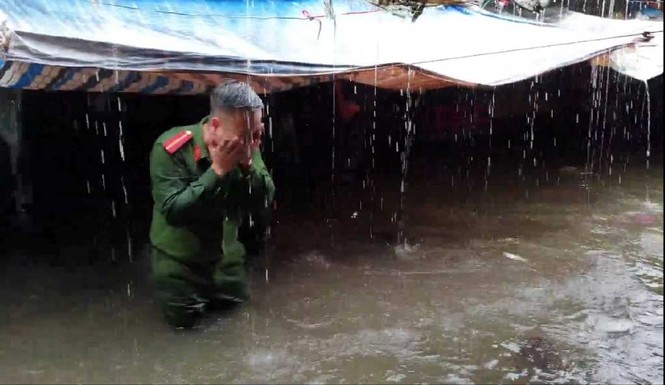 Cảnh sát rửa mặt bằng nước mưa, khuân hàng giúp tiểu thương chợ Vinh - ảnh 10