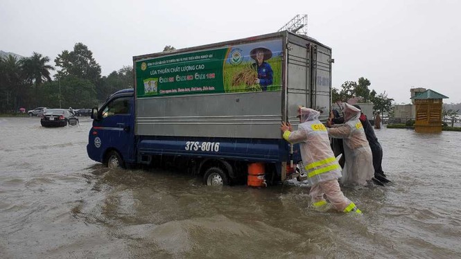 Cảnh sát rửa mặt bằng nước mưa, khuân hàng giúp tiểu thương chợ Vinh - ảnh 9