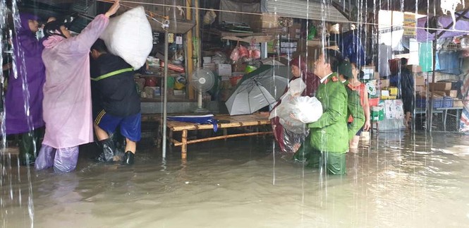 Cảnh sát rửa mặt bằng nước mưa, khuân hàng giúp tiểu thương chợ Vinh - ảnh 5