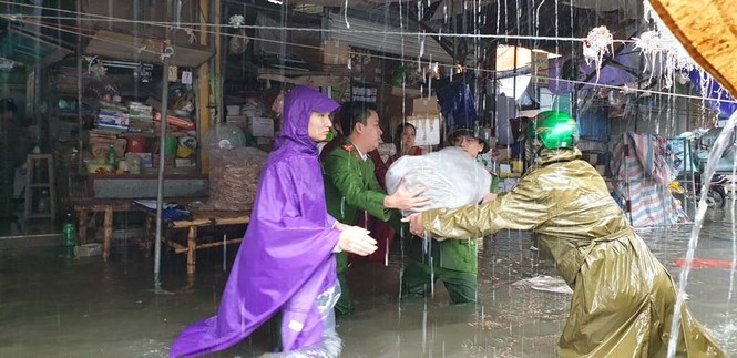 Cảnh sát rửa mặt bằng nước mưa, khuân hàng giúp tiểu thương chợ Vinh - ảnh 2