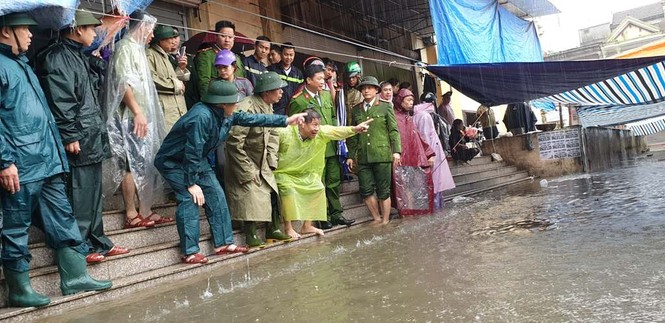 Cảnh sát rửa mặt bằng nước mưa, khuân hàng giúp tiểu thương chợ Vinh - ảnh 1