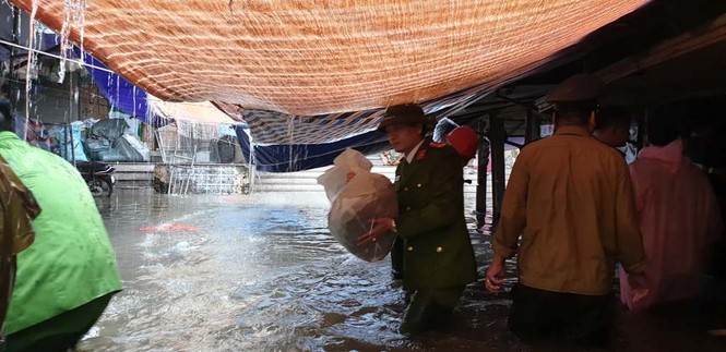 Cảnh sát rửa mặt bằng nước mưa, khuân hàng giúp tiểu thương chợ Vinh - ảnh 6