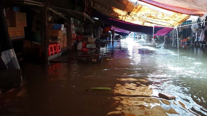 Cảnh sát rửa mặt bằng nước mưa, khuân hàng giúp tiểu thương chợ Vinh - ảnh 11