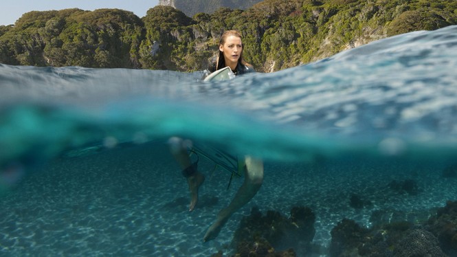 Blake Lively mặc bikini nóng bỏng chống lại cá mập - ảnh 1