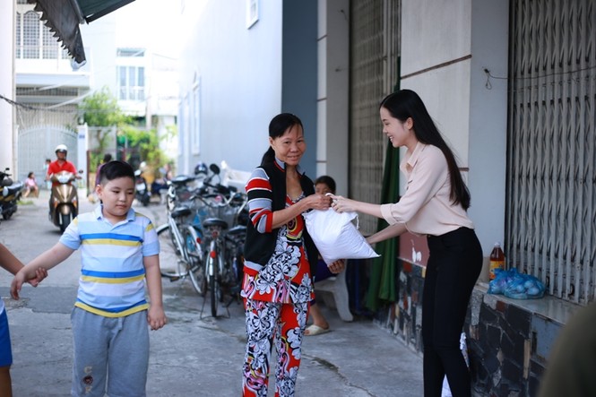 Người đẹp Thuý Vi chia Tết ấm với bà con khó khăn - ảnh 3