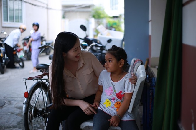 Người đẹp Thuý Vi chia Tết ấm với bà con khó khăn - ảnh 4