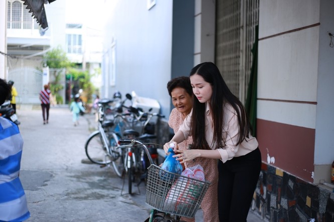 Người đẹp Thuý Vi chia Tết ấm với bà con khó khăn - ảnh 2