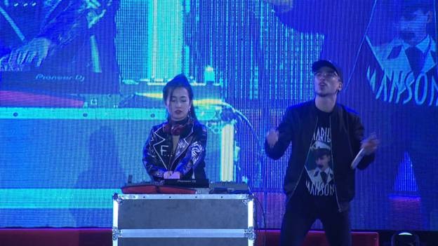 Hoàng Thùy Linh váy ngắn nhảy sung sức, 'đốt cháy' lễ hội xe hơi - ảnh 2