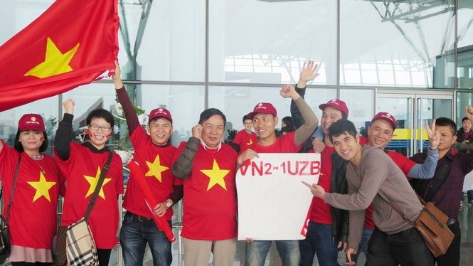 Hàng nghìn cổ động viên đã ở Thường Châu để 'tự hào hát lên Việt Nam ơi' - ảnh 1