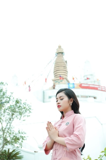 Ấn tượng hình ảnh Sao Mai Thu Hằng thoát tục hát nhạc Phật - ảnh 1