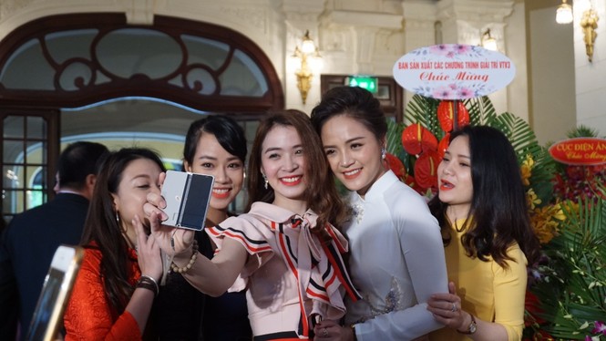 Thu Quỳnh 'Sống chung với mẹ chồng' bất ngờ dịu dàng với áo dài trắng - ảnh 4