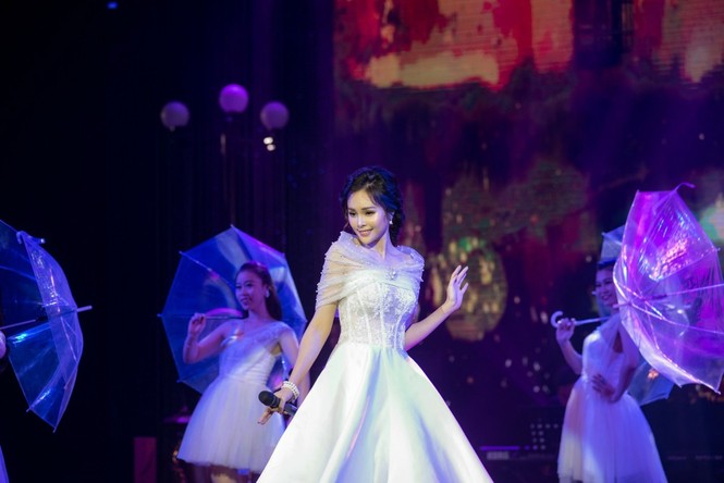 Người đẹp bolero Lê Trinh song ca cùng Mạnh Đình - ảnh 2