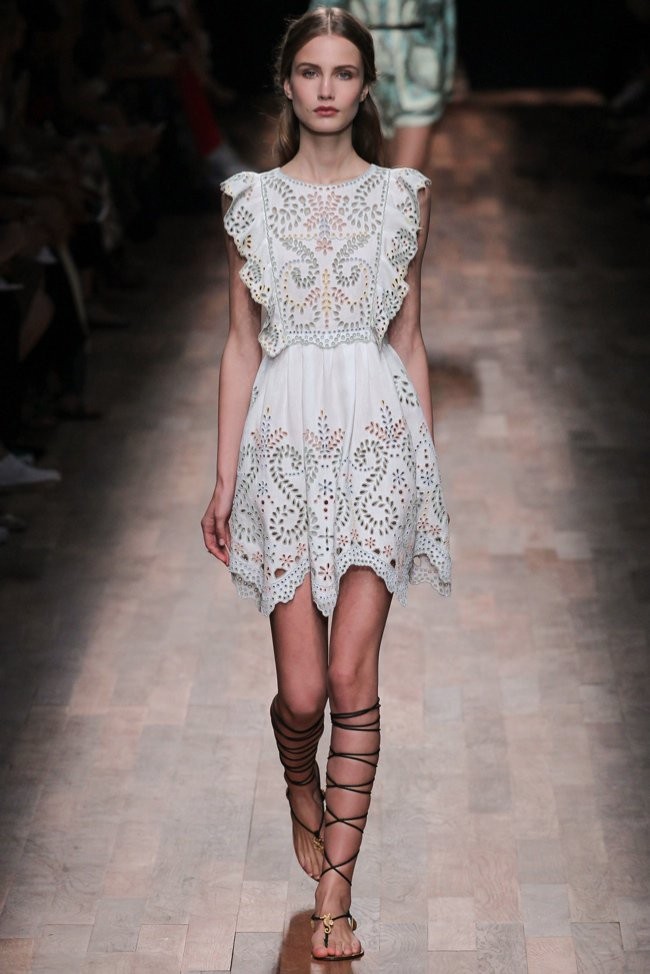 Valentino xuân hè 2015: Thướt tha, bay bổng - ảnh 23