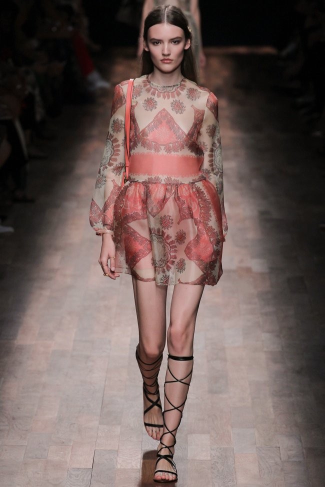 Valentino xuân hè 2015: Thướt tha, bay bổng - ảnh 25