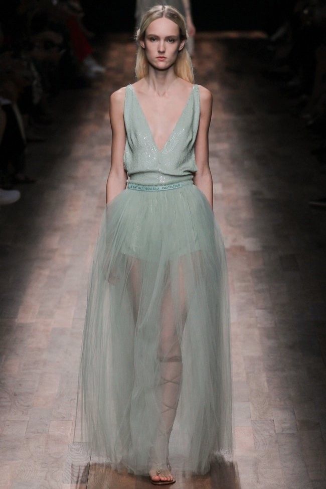 Valentino xuân hè 2015: Thướt tha, bay bổng - ảnh 28