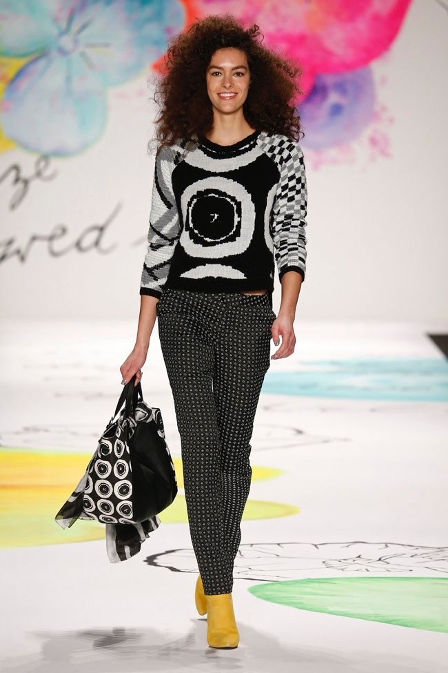 Bừng nở sắc hoa trong BST thu đông 2015 của Desigual - ảnh 14