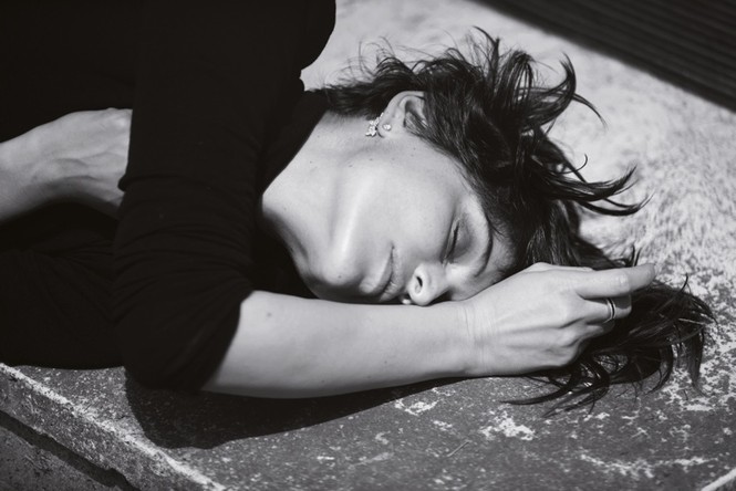 Laetitia Casta đẹp ‘nín thở’ với ảnh lưng trần - ảnh 5