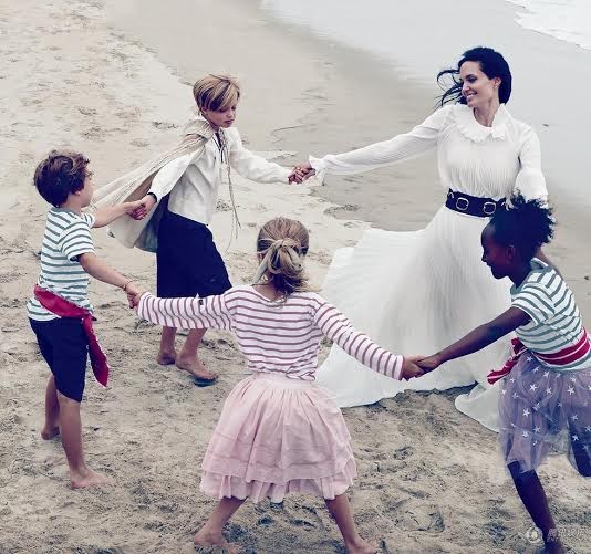 Cả gia đình Angelina Jolie – Brad Pitt xuất hiện trên tạp chí Vogue - ảnh 1