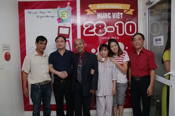 Nghệ sỹ Hán Văn Tình diễn kịch mừng sinh nhật Bệnh viện Ung bướu Hưng Việt - ảnh 1