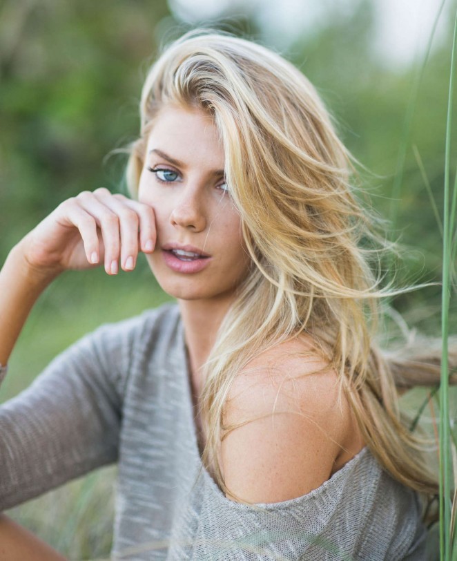 Mẫu bikini Charlotte McKinney lãng mạn bên bờ biển - ảnh 4