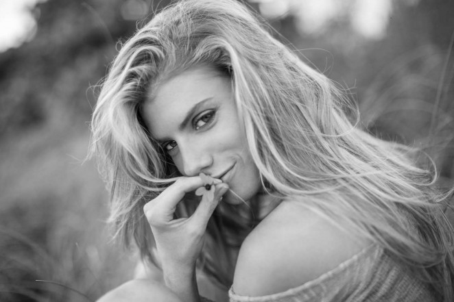 Mẫu bikini Charlotte McKinney lãng mạn bên bờ biển - ảnh 9
