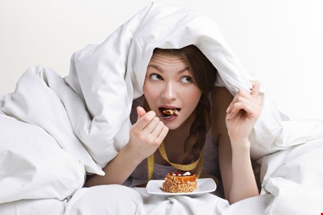 Ăn quá no trước khi ngủ có hại như thế nào? - ảnh 1