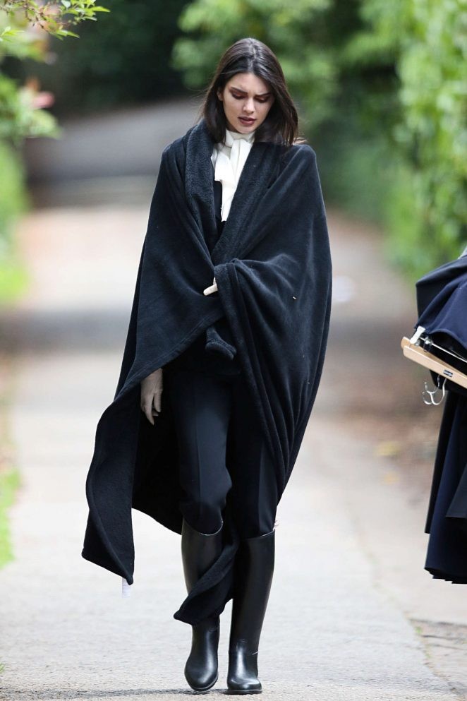 Kendall Jenner hóa trang như ‘ma cà rồng’ xuống phố - ảnh 4