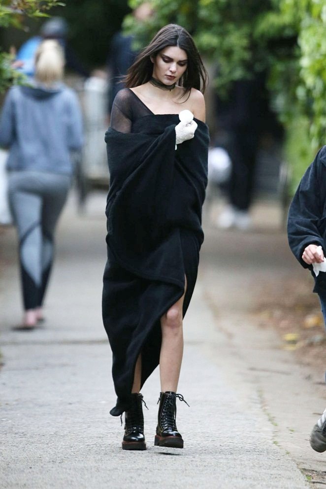 Kendall Jenner hóa trang như ‘ma cà rồng’ xuống phố - ảnh 2