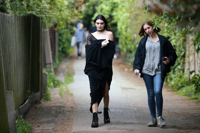 Kendall Jenner hóa trang như ‘ma cà rồng’ xuống phố - ảnh 1