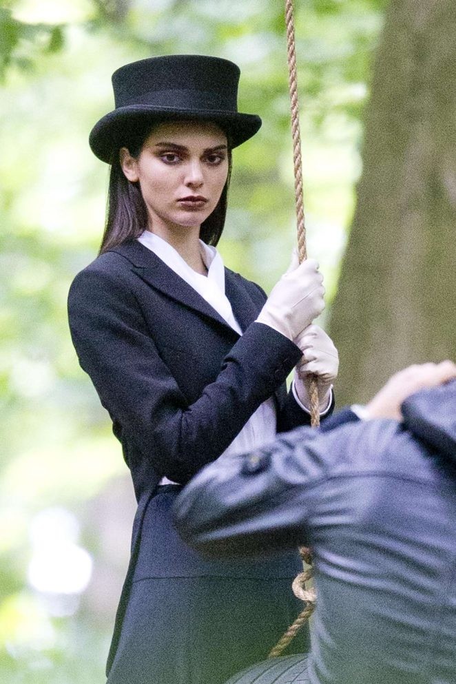 Kendall Jenner hóa trang như ‘ma cà rồng’ xuống phố - ảnh 9