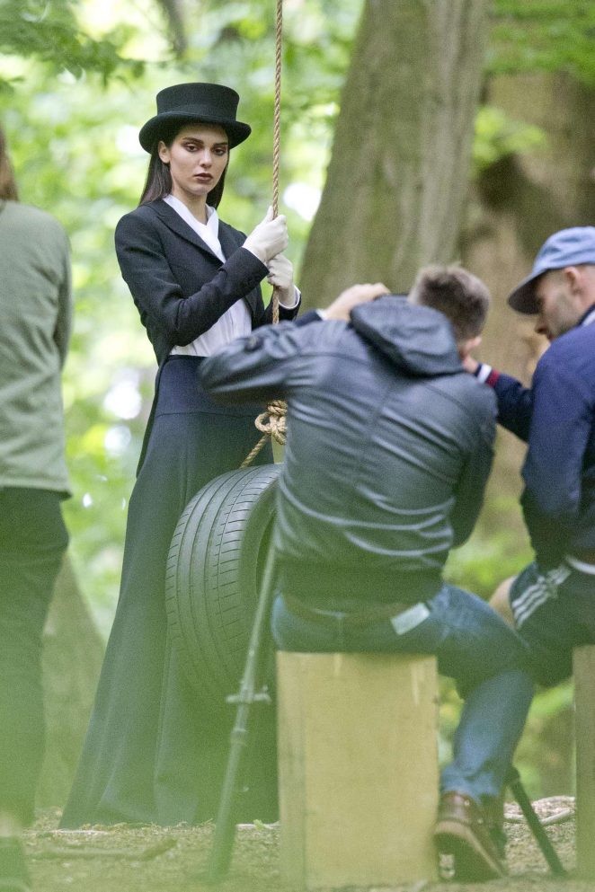Kendall Jenner hóa trang như ‘ma cà rồng’ xuống phố - ảnh 8