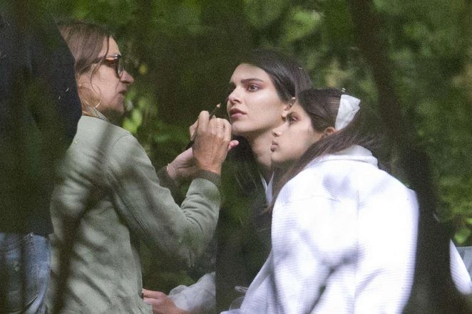 Kendall Jenner hóa trang như ‘ma cà rồng’ xuống phố - ảnh 6