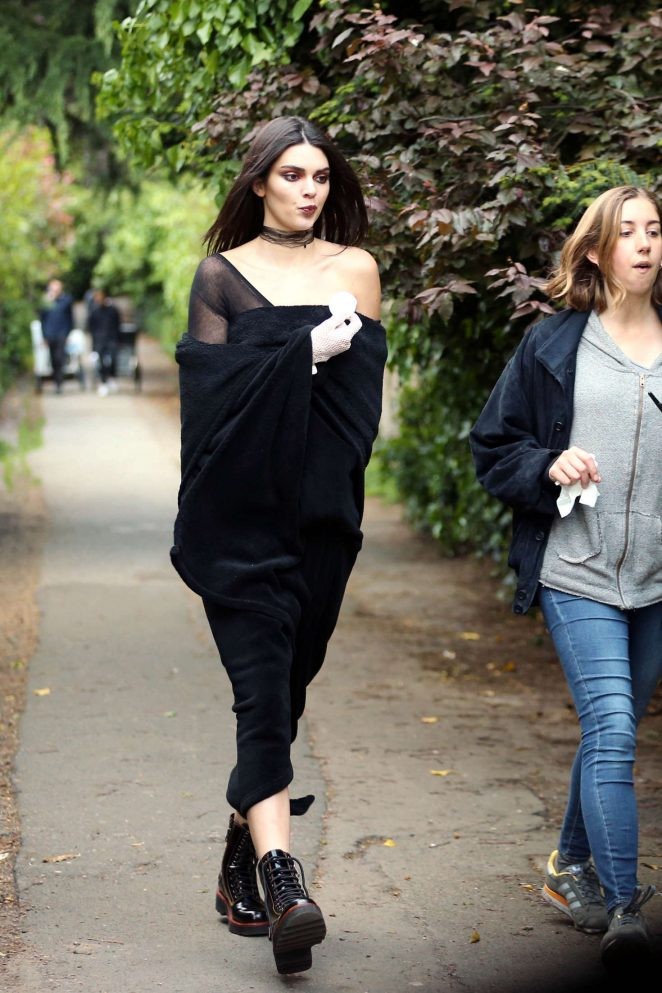 Kendall Jenner hóa trang như ‘ma cà rồng’ xuống phố - ảnh 5