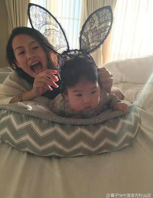 Chương Tử Di âu yếm con gái 7 tháng tuổi ở bể bơi - ảnh 5