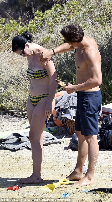 'Cướp biển' Orlando Bloom và bạn gái Katy Perry mặn nồng trên biển - ảnh 3