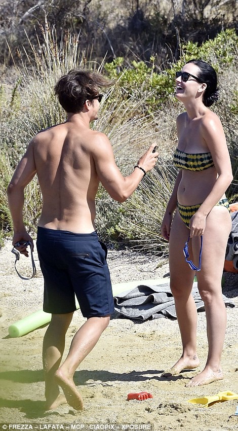 'Cướp biển' Orlando Bloom và bạn gái Katy Perry mặn nồng trên biển - ảnh 1