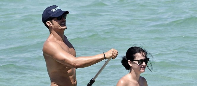 'Cướp biển' Orlando Bloom và bạn gái Katy Perry mặn nồng trên biển - ảnh 6